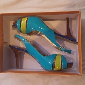 Unisa size 8 blue-green patent "leather" heel